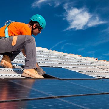 Hombre instalando paneles solares